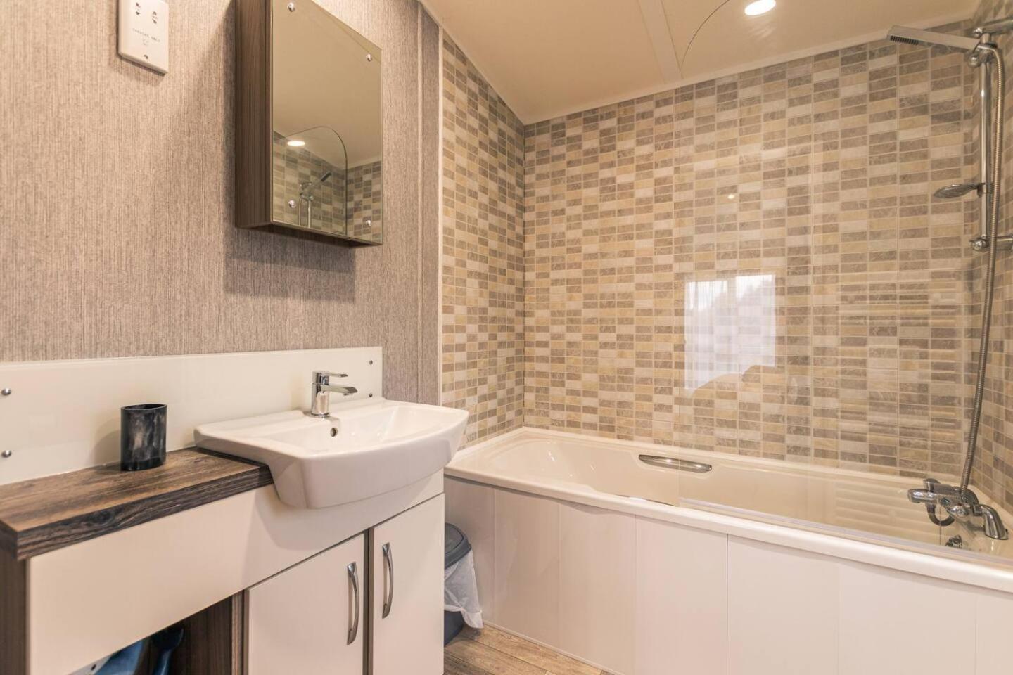 Waterside Retreat With Hot Tub Villa Pocklington Luaran gambar